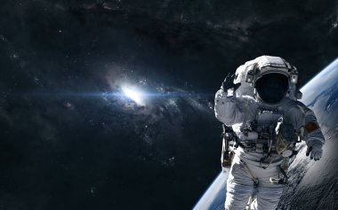 Galaksinin merkezindeki parlak bir yıldızın arka planındaki astronot. Derin uzay gezegeni