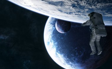 Uzayın derinliklerindeki gezegenlerin arka planında astronot