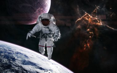 Mistik Dağ. Uzayın derinliklerindeki bir gezegenin yörüngesindeki astronot.