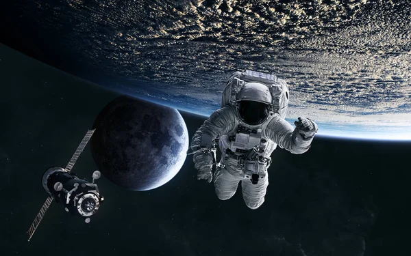 Astronaut, ISS i låg omloppsbana. Månen. Solsystem — Stockfoto
