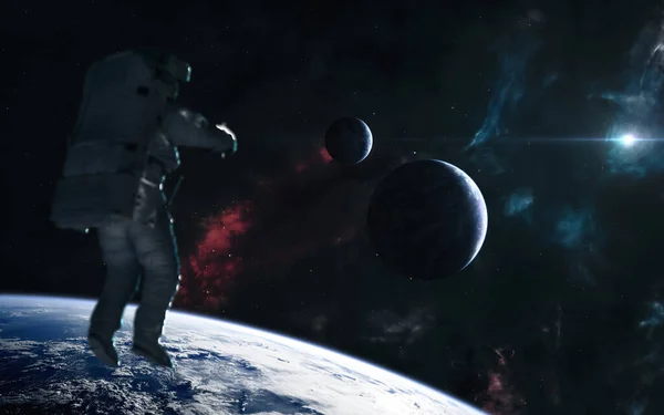 Astronaut på bakgrund av planeter i strålar av blå stjärna. Nebulosor i rymden — Stockfoto