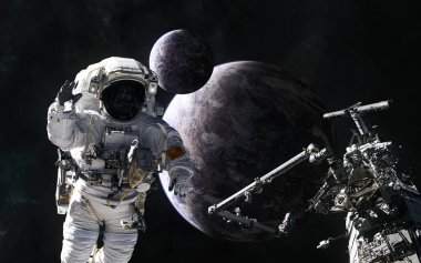Astronot, uzay istasyonu, derin uzayda bir yerlerde gezegenler.