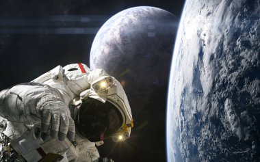 Astronot, uzayın derinliklerinde bir yerlerde gezegenler