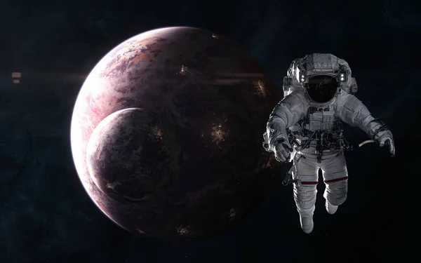 Astronauta no fundo de planetas habitados em luz vermelha. Espaço profundo — Fotografia de Stock