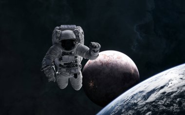 Uzayda bir astronot. Derin uzayda yerleşik gezegenler