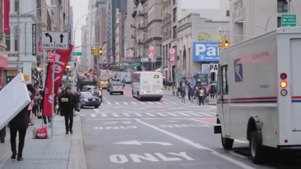 Enero 2020 Furgoneta Blanca Detiene Los Semáforos Cruce Carreteras Soho — Vídeo de stock