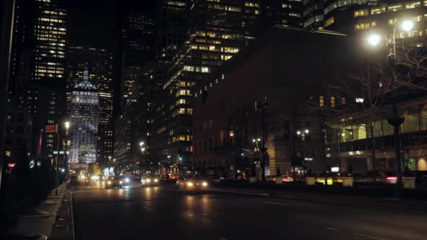 Gele Taxi Die Nachts Reizen Een Laan Die 53Th Street — Stockvideo