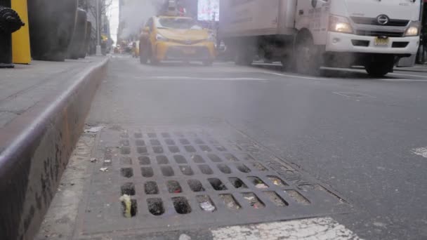 January 2020 Steam Comes Out Manhole Cover Intersection New York — Stock Video