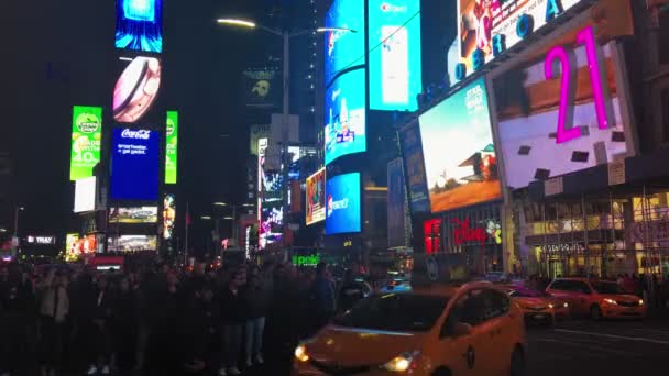 2020 스퀘어의 건물에 광고판에 의해서 불이붙었다 수많은 사람들 택시가 지나가고 — 비디오
