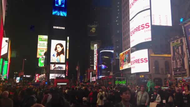 Januari 2020 Skara Människor Går Times Square Natten Upplysta Affischtavlor — Stockvideo