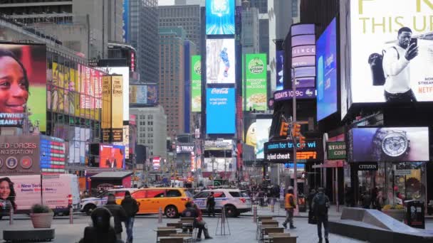 Januari 2020 Verkeer Vast Times Square Weg Mensen Lopen Rond — Stockvideo