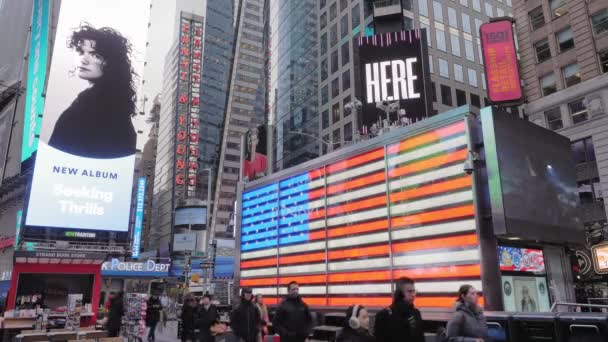 Styczeń 2020 Ludzie Chodzą Chodniku Times Square Przed Dużym Jasnym — Wideo stockowe