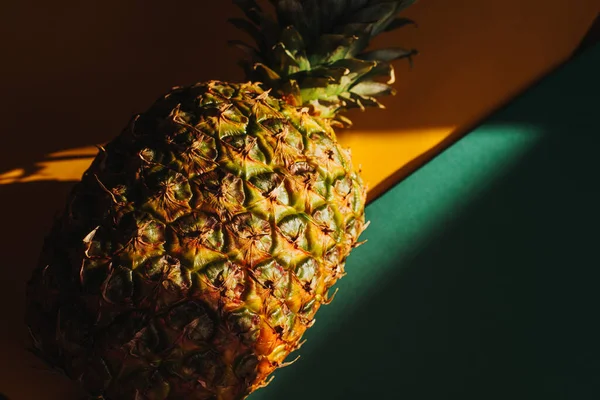 Gele Ananas Een Groene Achtergrond Foto — Stockfoto
