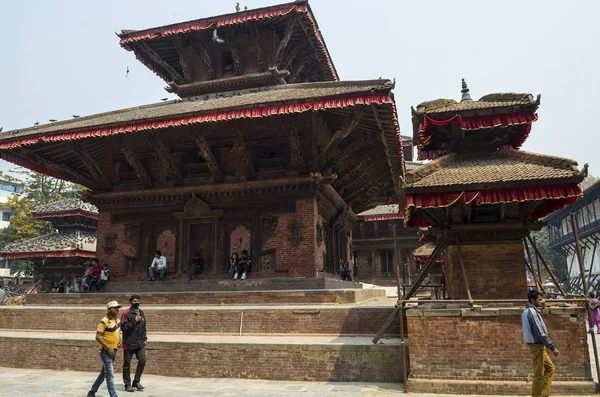 Katmandu Nepal Kwiecień 2016 Odwiedzający Szkody Ulicy Budynku Bhaktapur Poważnym — Zdjęcie stockowe