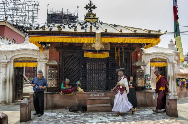 Oidentifierade Buddistmunkar Pilgrimsböner Och Turister Vid Boudhanath Stupa Katmandu Nepal — Stockfoto