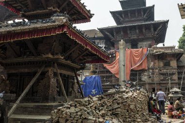 Katmandu, Nepal - 13 Nisan, 2016: street ve 2015 yılında büyük deprem ve yeniden yapılanma oluyor sonra Bhaktapur bina hasar.