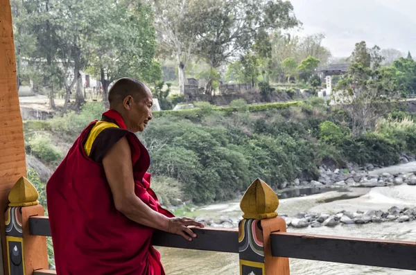 Moine Bouddhiste Non Identifié Avec Des Robes Traditionnelles Reposant Regardant — Photo
