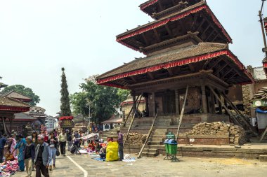 Katmandu, Nepal - 16 Nisan 2016: İşçiler, yerel ve turistler, Indra Chowk, Katmandu Nepal ile Meşgul Asan Tole Pazarı. - Indra Chok, Katmandu, Nepal 'in tarihi bölümünden geçen arterin seremoni ve pazar meydanlarından biri.