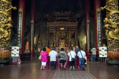Tanımlanamayan grup üyeleri Chin Sweet Temple, Genting Highland, Malezya 'da dua ediyor. - Chin Sweet Caves Tapınağı Genting Highlands' ın en manzaralı yerinde yer alıyor..