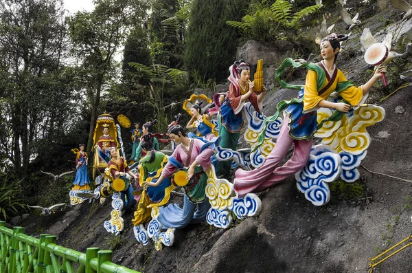 马来西亚吉廷省钦斯威寺 云中的仙女神像 拉着一辆天母或黄莫坐的马车 — 图库照片