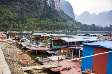 Çin 'in Guilin şehrinde kış mevsiminde Li Nehri boyunca uzanan eski bir bambu teknesi parkı. Li Nehri veya Lijiang Nehri Çin 'in Guangxi Zhuang Özerk Bölgesi' nde bulunan bir nehirdir..