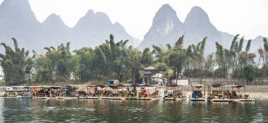Kışın Bambu raftingi Li Nehri, Guilin, Çin 'de popüler bir turizm etkinliğidir. Li Nehri veya Lijiang Nehri Çin 'in Guangxi Zhuang Özerk Bölgesi' nde bulunan bir nehirdir..