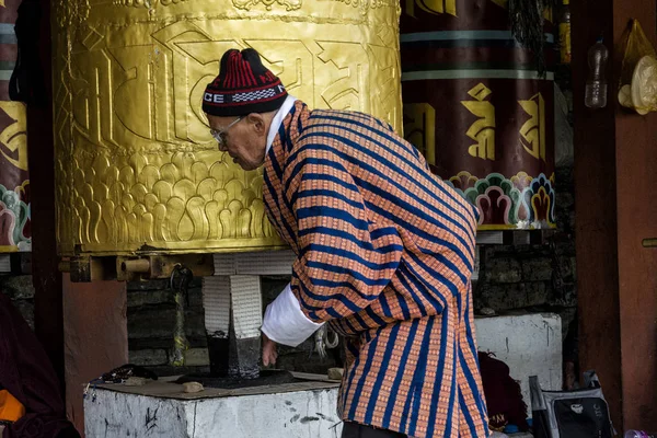 Niezidentyfikowana Pielgrzymka Pobliżu Kręcącego Się Wielkiego Tybetańskiego Buddyjskiego Koła Modlitewnego — Zdjęcie stockowe