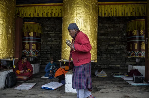 Niezidentyfikowana Pielgrzymka Pobliżu Kręcącego Się Wielkiego Tybetańskiego Buddyjskiego Koła Modlitewnego — Zdjęcie stockowe