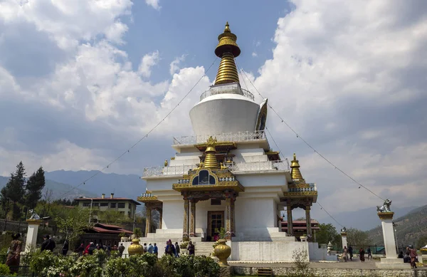 游客和不丹人聚集在不丹廷布的Chorten国家纪念馆周围 位于不丹首都廷布的国家纪念教堂始建于1974年 — 图库照片