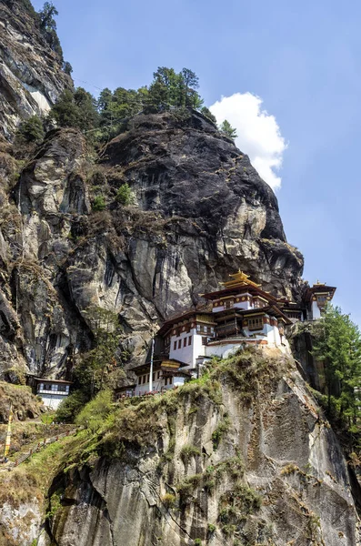 タクッシャン修道院 ブータン タイガースネスト修道院もタクツァンパルプグ修道院として知っています ブータンのアッパーパロ渓谷の崖の中に位置しています — ストック写真