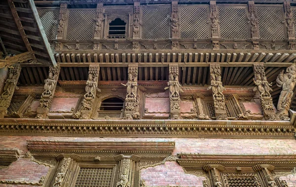 ネパールの工芸品とカトマンズ ダルバール広場のバサンタプル ダルバールの建築 ネパール トール ダルバールとも呼ばれるバサンタプル ダルバールは 1770年にプリスヴィ ナラヤン シャー王によって建てられました — ストック写真