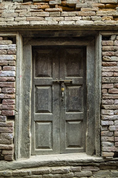 古代の荒廃木製のドア 泥レンガの壁に古代の木製の入り口のドア — ストック写真