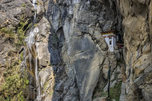 不丹Taktshang修道院虎巢修行Vajrakilaya寺僧人Khado Yeshi Tsogyal修行的修道院洞穴 — 图库照片