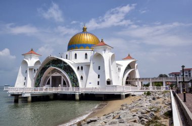 Malacca Boğazı Camii, Melaka, Malezya. Malacca Boğazı Camii (Mescid Selat Melaka), Malacca Kasabası yakınlarındaki insan yapımı Malacca Adası 'nda bulunan bir camidir. Malezya.