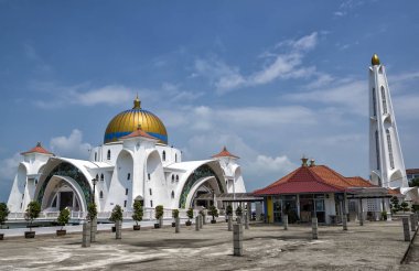 Malacca Boğazı Camii, Melaka, Malezya. Malacca Boğazı Camii (Mescid Selat Melaka), Malacca Kasabası yakınlarındaki insan yapımı Malacca Adası 'nda bulunan bir camidir. Malezya.