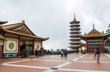 Kimliği belirsiz turistler Malezya 'nın Genting Highland kentindeki Chin Sweet Caves Tapınağı' nın manzaralı mekanını ziyaret ediyorlar. Chin Sweet Caves Tapınağı Genting Highlands 'ın en manzaralı yerinde yer almaktadır..