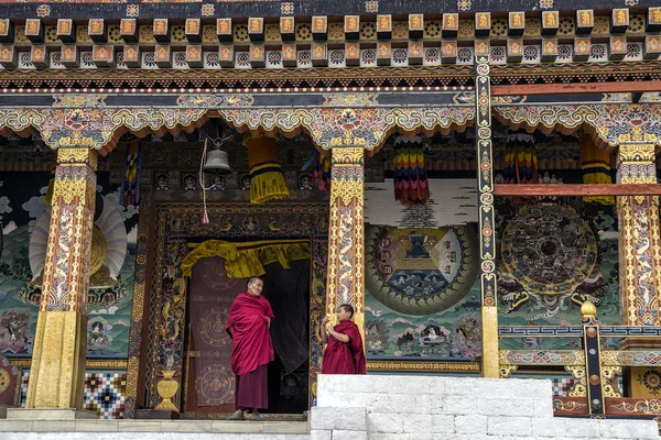 Monge Sênior Júnior Discussão Durante Intervalo Tempo Tashichho Dzong Bhutan — Fotografia de Stock