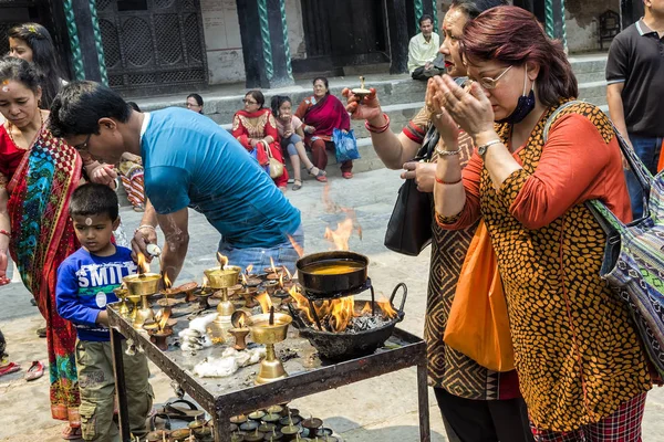 Pèlerins Népalais Priant Avec Une Bougie Huile Beurre Pour Célébrer — Photo