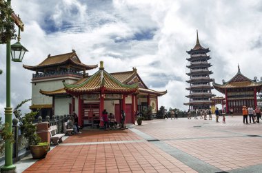 Kimliği belirsiz turistler Malezya 'nın Genting Highland kentindeki Chin Sweet Caves Tapınağı' nın manzaralı mekanını ziyaret ediyorlar. Chin Sweet Caves Tapınağı Genting Highlands 'ın en manzaralı yerinde yer almaktadır..