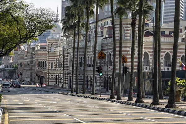 マレーシアのクアラルンプールのDataran Merdeka SquareからJalan Rajaに沿って歴史的な建物とランドマーク ジャラン ラジャ Jalan Raja クアラルンプールの中心部に位置する道路 ストック写真