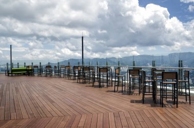 Georgetown 'a bakan masa, Malezya' nın Penang kentindeki komtar kulesinin 66. katından. Komtar Penang, Georgetown 'un merkezinde 65 katlı bir gökdelendir. Penang' ın en önemli simgelerinden biridir..