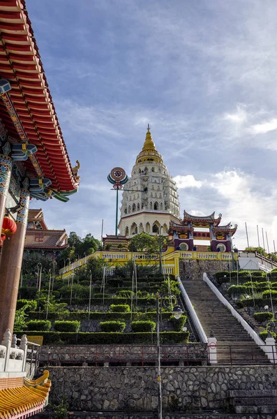 Kek Lok Si tapınağı, Penang, Malezya 'daki Air Itam' da. Penang Hill yakınlarındaki Air Itam tepesinde duran Kek Lok Si, Malezya 'nın en büyük Budist tapınağıdır..