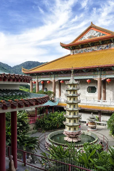 Boeddhistische Chinese architectuur van Kek Lok Si tempel, gelegen in Air Itam in Penang, Maleisië — Stockfoto