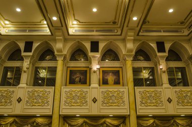 Istana Negara Kraliyet Müzesi, Malezya 'dan Balai Rong Seri. Salon resmi ve geleneksel işlevler için kullanıldı: Kraliyet savunması, kurulum töreni ve yeni başbakanın atanması..