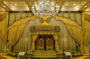 Istana Negara Kraliyet Müzesi, Malezya 'dan Balai Rong Seri. Salon resmi ve geleneksel işlevler için kullanıldı: Kraliyet savunması, kurulum töreni ve yeni başbakanın atanması..