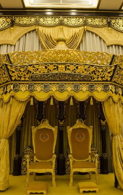Istana Negara 'dan Balai Rong Seri, Malezya Kraliyet Müzesi. Salon resmi ve geleneksel işlevler için kullanıldı.