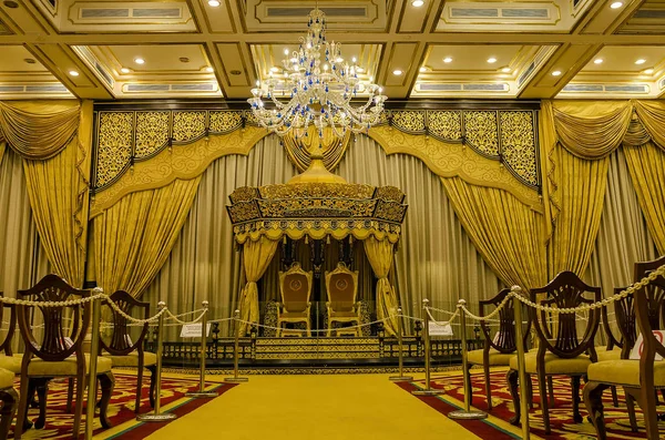 Istana Negara Kraliyet Müzesi, Malezya 'dan Balai Rong Seri. Salon resmi ve geleneksel işlevler için kraliyet savunması, kurulum ayini vesaire vesaire gibi törenler için kullanıldı..