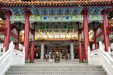 Tanımlanamayan dualarıyla Thean Hou Tapınağı Kuala Lumpur, Malezya. Thean Hou Tapınağı Kuala Lumpur 'da 6 katmanlı bir Çin tapınağıdır..