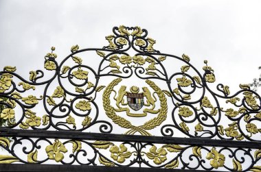Malezya 'nın başkenti Kuala Lumpur' daki Istana Negara (Ulusal Saray) çitinin üzerindeki Kraliyet arması.