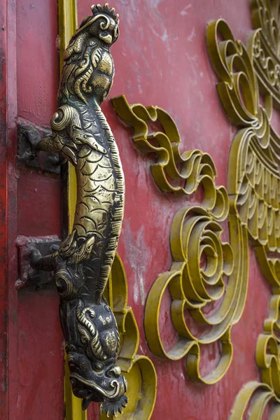 ネパールのネパール寺院でのブロンズドアハンドル ネパールの寺院でのヴィンテージ真鍮ハンドル — ストック写真